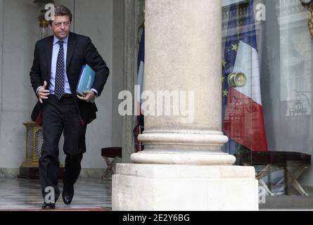 Alain Joyandet, ministro francese degli Affari esteri e della Francofonia, lascia il Palazzo Elysee dopo la riunione settimanale del gabinetto tenutasi a Parigi il 2 giugno 2010. Foto di Stephane Lemouton/ABACAPRESS.COM Foto Stock