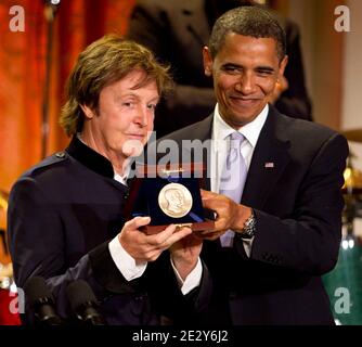 Il presidente degli Stati Uniti Barack Obama presenta l'ex Beatle Paul McCartney il premio Gershwin per la canzone popolare durante un concerto nella stanza orientale della Casa Bianca a Washington, DC, USA, mercoledì 2 giugno 2010. Il premio è assegnato dalla Biblioteca del Congresso. Foto di Andrew Harrer/Pool/ABACAPRESS.COM Foto Stock