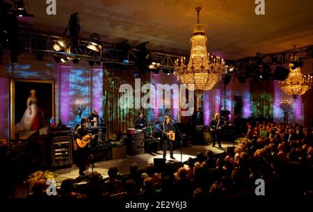Il presidente degli Stati Uniti Barack Obama presenta l'ex Beatle Paul McCartney il premio Gershwin per la canzone popolare durante un concerto nella stanza orientale della Casa Bianca a Washington, DC, USA, mercoledì 2 giugno 2010. Il premio è assegnato dalla Biblioteca del Congresso. Foto di Andrew Harrer/Pool/ABACAPRESS.COM Foto Stock