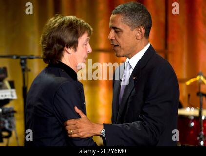 Il presidente degli Stati Uniti Barack Obama presenta l'ex Beatle Paul McCartney il premio Gershwin per la canzone popolare durante un concerto nella stanza orientale della Casa Bianca a Washington, DC, USA, mercoledì 2 giugno 2010. Il premio è assegnato dalla Biblioteca del Congresso. Foto di Andrew Harrer/Pool/ABACAPRESS.COM Foto Stock