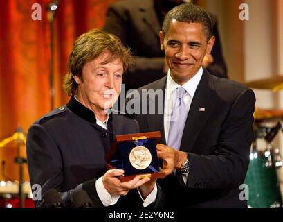 Il presidente degli Stati Uniti Barack Obama presenta l'ex Beatle Paul McCartney il premio Gershwin per la canzone popolare durante un concerto nella stanza orientale della Casa Bianca a Washington, DC, USA, mercoledì 2 giugno 2010. Il premio è assegnato dalla Biblioteca del Congresso. Foto di Andrew Harrer/Pool/ABACAPRESS.COM Foto Stock