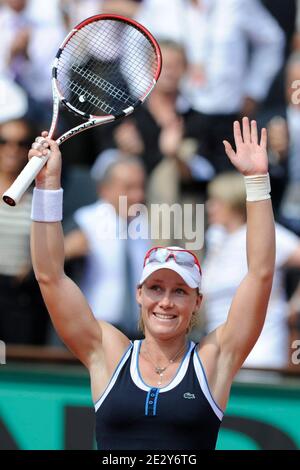 La samatha australiana Stosur festeggia la vittoria dopo la partita di quarto-finale femminile contro la Serena Williams degli Stati Uniti nel campionato di tennis Open francese 2010 all'arena Roland Garros di Parigi, Francia, il 31 maggio 2010. Foto di Henri Szwarc/ABACAPRESS.COM Foto Stock