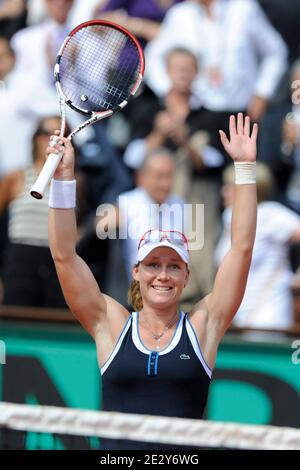 La samatha australiana Stosur festeggia la vittoria dopo la partita di quarto-finale femminile contro la Serena Williams degli Stati Uniti nel campionato di tennis Open francese 2010 all'arena Roland Garros di Parigi, Francia, il 31 maggio 2010. Foto di Henri Szwarc/ABACAPRESS.COM Foto Stock