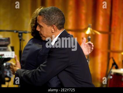 Il presidente degli Stati Uniti Barack Obama abbraccia l'ex Beatle Paul McCartney dopo un concerto nella stanza orientale della Casa Bianca a Washington DC, USA, il 02 giugno 2010. Il presidente degli Stati Uniti Barack Obama ha presentato a McCartney il premio Gershwin per la canzone popolare assegnato dalla Biblioteca del Congresso. Foto di Andrew Harrer/ABACAPRESS.COM (nella foto: Barack Obama, Paul McCartney) Foto Stock