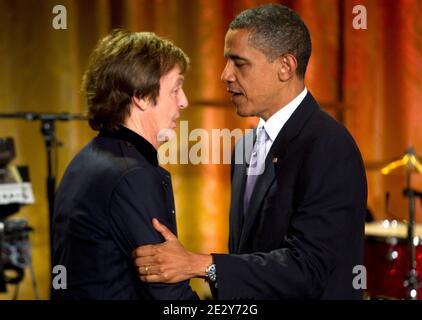 Il presidente degli Stati Uniti Barack Obama parla con l'ex Beatle Paul McCartney dopo un concerto nella East Room della Casa Bianca a Washington DC, USA, il 02 giugno 2010. Il presidente degli Stati Uniti Barack Obama ha presentato a McCartney il premio Gershwin per la canzone popolare assegnato dalla Biblioteca del Congresso. Foto di Andrew Harrer/ABACAPRESS.COM (nella foto: Barack Obama, Paul McCartney) Foto Stock