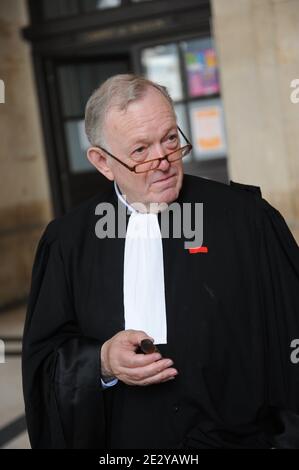 L'avvocato del presunto canaglia francese Jerome Kerviel Olivier Metzner è raffigurato durante una pausa il secondo giorno del processo di Jerome Kerviel al tribunale di Parigi, in Francia, il 9 giugno 2010. Kerviel è accusato di accordi non autorizzati che costano alla banca francese Societe Generale cinque miliardi di euro in un massiccio scandalo di frodi finanziarie. Il processo di tre settimane contrappone il francese di 33 anni da solo al suo ex datore di lavoro, per decidere se è l'unico responsabile. Foto di Mousse/ABACAPRESS.COM Foto Stock