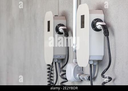 caricatore elettrico su parete in cemento Foto Stock