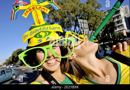 Atmosfera con i tifosi vicino al Green Point Stadium di Capetown, Sud Africa, il 11 giugno 2010. La Francia suonerà l'Uruguay a Capetown nella sua partita di apertura del gruppo A il 11 giugno, il Messico a Polokwane il 17 giugno e il Sudafrica a Bloemfontein il 22 giugno. Foto di Christophe Guibbaud/Cameleon/ABACAPRESS.COM Foto Stock