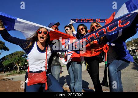 Atmosfera con i tifosi vicino al Green Point Stadium di Capetown, Sud Africa, il 11 giugno 2010. La Francia suonerà l'Uruguay a Capetown nella sua partita di apertura del gruppo A il 11 giugno, il Messico a Polokwane il 17 giugno e il Sudafrica a Bloemfontein il 22 giugno. Foto di Christophe Guibbaud/Cameleon/ABACAPRESS.COM Foto Stock