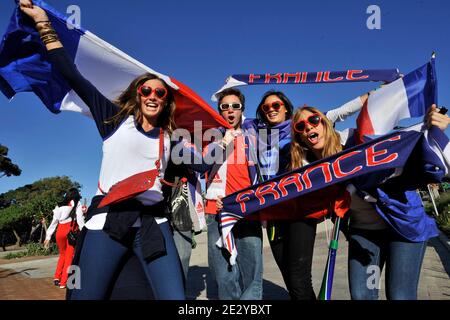 Atmosfera con i tifosi vicino al Green Point Stadium di Capetown, Sud Africa, il 11 giugno 2010. La Francia suonerà l'Uruguay a Capetown nella sua partita di apertura del gruppo A il 11 giugno, il Messico a Polokwane il 17 giugno e il Sudafrica a Bloemfontein il 22 giugno. Foto di Christophe Guibbaud/Cameleon/ABACAPRESS.COM Foto Stock