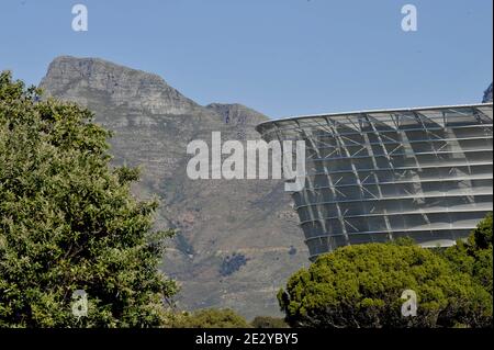 Atmosfera con i tifosi vicino al Green Point Stadium di Capetown, Sud Africa, il 11 giugno 2010. La Francia suonerà l'Uruguay a Capetown nella sua partita di apertura del gruppo A il 11 giugno, il Messico a Polokwane il 17 giugno e il Sudafrica a Bloemfontein il 22 giugno. Foto di Christophe Guibbaud/Cameleon/ABACAPRESS.COM Foto Stock