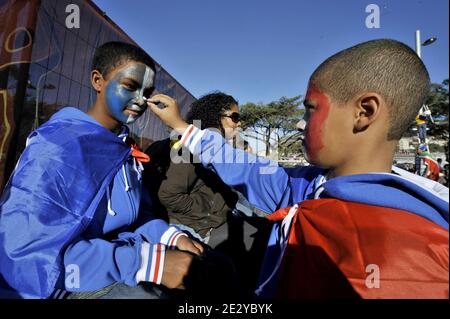 Atmosfera con i tifosi vicino al Green Point Stadium di Capetown, Sud Africa, il 11 giugno 2010. La Francia suonerà l'Uruguay a Capetown nella sua partita di apertura del gruppo A il 11 giugno, il Messico a Polokwane il 17 giugno e il Sudafrica a Bloemfontein il 22 giugno. Foto di Christophe Guibbaud/Cameleon/ABACAPRESS.COM Foto Stock