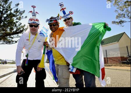 Atmosfera con i tifosi vicino al Green Point Stadium di Capetown, Sud Africa, il 11 giugno 2010. La Francia suonerà l'Uruguay a Capetown nella sua partita di apertura del gruppo A il 11 giugno, il Messico a Polokwane il 17 giugno e il Sudafrica a Bloemfontein il 22 giugno. Foto di Christophe Guibbaud/Cameleon/ABACAPRESS.COM Foto Stock