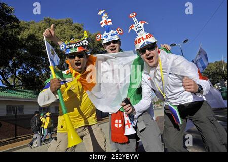 Atmosfera con i tifosi vicino al Green Point Stadium di Capetown, Sud Africa, il 11 giugno 2010. La Francia suonerà l'Uruguay a Capetown nella sua partita di apertura del gruppo A il 11 giugno, il Messico a Polokwane il 17 giugno e il Sudafrica a Bloemfontein il 22 giugno. Foto di Christophe Guibbaud/Cameleon/ABACAPRESS.COM Foto Stock