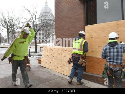 Madison, Wisconsin, Stati Uniti. 15 gennaio 2021. Si stanno preparando al Campidoglio di Stato di Madison, Wisconsin Venerdì, in caso di violente proteste legate all'insediamento del Presidente eletto Biden. L'UW Credit Union, di fronte all'edificio del Campidoglio, è in fase di imbarco. (Immagine di credito: © Mark HertzbergZUMA Wire) Foto Stock