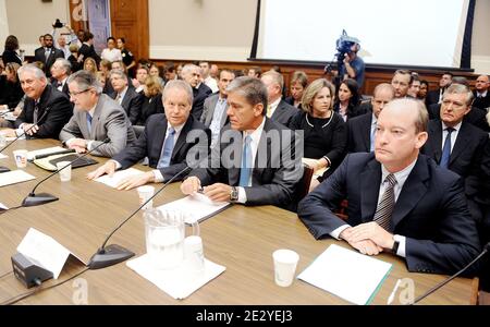 (L-R) Rex Tillerson, Presidente e Amministratore Delegato di ExxonMobil John Watson, Presidente e Amministratore Delegato di Chevron, James Mulva, Presidente e Amministratore Delegato di ConocoPhillips, Marvin Odum, Presidente di Shell Oil Company, E Lamar McKay, Presidente e Presidente BP America, Inc. Presenziano ad un'audizione dinanzi al House Energy and Commerce Committee di Washington, DC, USA, il 15 giugno 2010. Foto di Olivier Douliery/ABACAPRESS.COM Foto Stock