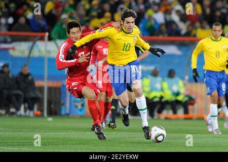 La battaglia di Kaka in Brasile per la palla Korea DPR's Yong Hak An durante la Coppa del mondo FIFA Sud Africa 2010 Football Match, gruppo G, Brasile contro Corea DPR allo stadio di football Ellis Park a Johannesburg, Sudafrica il 15 giugno 2010. Il Brasile ha vinto 2-1. Foto di Henri Szwarc/ABACAPRESS.COM Foto Stock