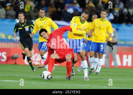 Il Brasile Gilberto Silva combatte per la palla Yong Hak An della Corea DPR durante la Coppa del mondo FIFA Sud Africa 2010 Football Match, gruppo G, Brasile contro Corea DPR allo stadio di calcio Ellis Park a Johannesburg, Sudafrica il 15 giugno 2010. Il Brasile ha vinto 2-1. Foto di Henri Szwarc/ABACAPRESS.COM Foto Stock