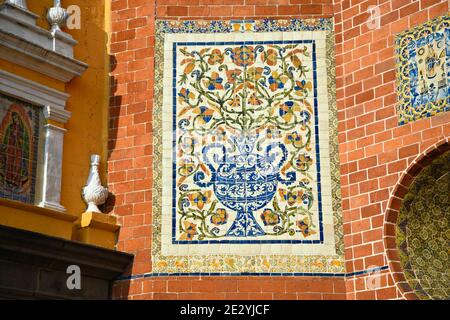 Vista esterna dell'ex Convento di San Francisco in stile barocco con la facciata in piastrelle smaltate di colori tradizionali Talavera a Puebla de Zaragoza, Messico. Foto Stock