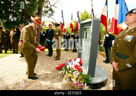 Un serviceman neozelandese depone una corona mentre prende parte ad una cerimonia per svelare un memoriale permanente a William Hackett VC e le società di tunneling dei tunnels della prima guerra mondiale a Givenchy-les-la-Bassee, Francia del Nord, 19 giugno 2010. Il lavoro di Foto Stock