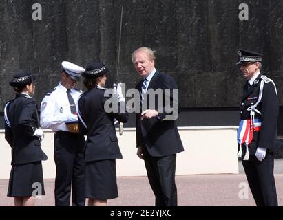 Battesimo della promozione dei capitani di polizia 'aurice Grimaud' da parte del Ministro degli interni, dei Dipartimenti d'oltremare e dell'Amministrazione Territoriale francese Brice Hortefeux nella Scuola Nazionale di polizia superiore (ENSP) a Saint Cyr au Mont d'Or, vicino a Lione, Francia il 21 giugno 2010. Foto di Vincent Dargent/ABACAPRESS.COM Foto Stock