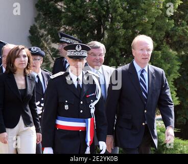 Battesimo della promozione dei capitani di polizia 'aurice Grimaud' da parte del Ministro degli interni, dei Dipartimenti d'oltremare e dell'Amministrazione Territoriale francese Brice Hortefeux affiancato da Nora Berra e Michel Mercier nella Scuola Nazionale di polizia superiore (ENSP) a Saint Cyr au Mont d'Or, vicino a Lione, Francia il 21 giugno 2010. Foto di Vincent Dargent/ABACAPRESS.COM Foto Stock