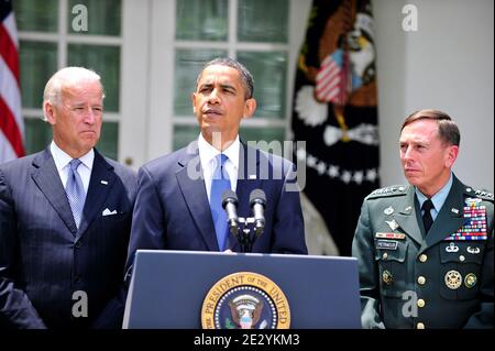 Il presidente AMERICANO Barack Obama, al centro, annuncia di sostituire il generale Stanley McChrystal, esercito americano, comandante della forza internazionale di assistenza alla sicurezza (ISAF) con il generale David H. Petraeus, capo del comando centrale degli Stati Uniti (CENTCOM), a destra, a Washington, DC, USA, mercoledì 23 giugno 2010. Foto di Ron Sachs/ABACAPRESS.COM Foto Stock