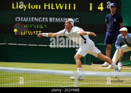 Il 2010 giugno 2010, il francese Gael Monfils ha sconfitti, 6-3, 7-6, 6-4, il leyton Hewitt australiano nel loro round di gara dei Campionati Wimbledon di tennis del 25, Day Four, presso l'All England Lawn Tennis Club di Wimbledon a Londra, Regno Unito. Foto di Corÿ Foto Stock