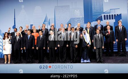 "I leader di tutto il mondo posano per il vertice del G20 "fotografia di famiglia" al Convention Centre di Toronto, Ontario, Canada, il 27 giugno 2010. Da sinistra a destra, in fondo alla fila: Cristina Fernandez de Kirchner, presidente argentino, Felipe Calderon, presidente messicano, Susilo Bambang Yudhoyono, presidente indonesiano, Hu Jintao, presidente cinese, Lee Myung-bak, presidente della Corea del Sud, Stephen Harper, primo ministro canadese, presidente americano Barack Obama, re Abkodulzy, presidente dell'Arabia Saudita: Sarkoduly, presidente medio della Repubblica Bingu Wa Mutharika, presidente del Malawi, Silvio Berlusconi, Foto Stock