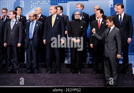 "Il presidente francese Nicolas Sarkozy si colloca sul palco del vertice del G20 "fotografia di famiglia" al Convention Centre di Toronto, Ontario, Canada, il 27 giugno 2010. Prima fila il presidente francese Nicolas Sarkozy. In media fila, da sinistra a destra: Il presidente russo Dmitry Medvedev, Meles Zenawi, primo ministro dell'Etiopia, Recep Tayyip Erdogan, primo ministro della Turchia, Manmohan Singh, primo ministro dell'India, Nguyen Tan Dung, primo ministro del Vietnam, David Cameron, primo ministro britannico, primo ministro australiano Wayne Swan; Primo Ministro giapponese Naoto Kan; Ministro di Financ Foto Stock