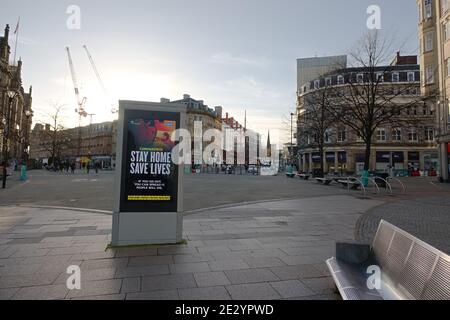 Sheffield, Regno Unito, 12 gennaio 2021: Slogan di guida COVID-19 del governo di residenza visualizzato accanto a un banco vuoto. Fargate a sheffield Foto Stock