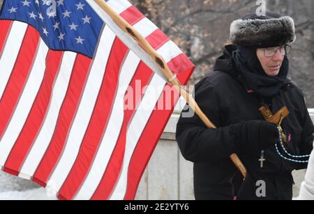 Madison, Wisconsin, Stati Uniti. 15 gennaio 2021. I preparativi sono in corso presso e vicino al Campidoglio di Stato a Madison, Wisconsin Venerdì in caso di violente proteste legate all'insediamento del presidente eletto Joseph R. Biden e del vicepresidente eletto Kamala Harris. Le finestre del primo piano dell'edificio sono salite e le barriere stradali vengono installate attraverso tutte e quattro le strade che conducono all'edificio. Un piccolo gruppo di persone, guidato da una donna che porta una bandiera americana e prega il Rosario, marciò intorno e intorno al Campidoglio, pregando per la pace. (Immagine di credito: © Mark HertzbergZUMA Wire) Foto Stock