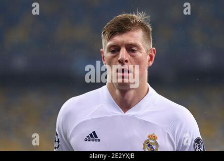 KIEV, UCRAINA - 1 DICEMBRE 2020: Primo piano ritratto del centrocampista toni Kroos del Real Madrid visto durante la partita della UEFA Champions League contro Shakhtar Donetsk allo stadio NSC Olimpiyskyi di Kiev Foto Stock