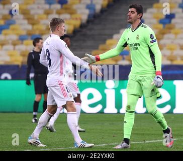 KYIV, UCRAINA - 1 DICEMBRE 2020: Toni Kroos e il portiere Thibaut Courtois del Real Madrid in azione durante la partita della UEFA Champions League contro Shakhtar Donetsk allo stadio NSC Olimpiyskyi Foto Stock