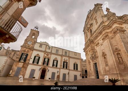 Martina Franca, Puglia. Basilica di San Martino in Piazza Plebiscito, provincia di Taranto, in una giornata di pioggia nuvolosa, Puglia, Italia meridionale Foto Stock