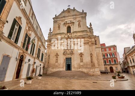 Martina Franca, Puglia. Basilica di San Martino in Piazza Plebiscito, provincia di Taranto, in una giornata di pioggia nuvolosa, Puglia, Italia meridionale Foto Stock