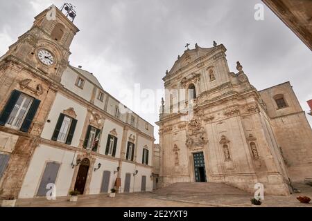 Martina Franca, Puglia. Basilica di San Martino in Piazza Plebiscito, provincia di Taranto, in una giornata di pioggia nuvolosa, Puglia, Italia meridionale Foto Stock