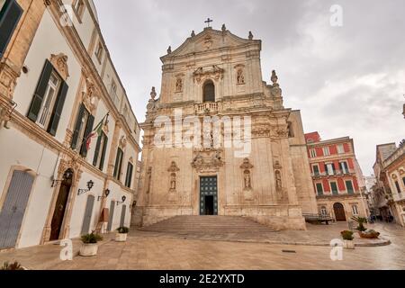 Martina Franca, Puglia. Basilica di San Martino in Piazza Plebiscito, provincia di Taranto, in una giornata di pioggia nuvolosa, Puglia, Italia meridionale Foto Stock