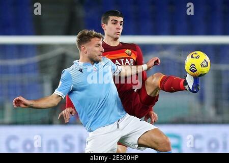 Gianluca Mancini di Roma (R) vies per la palla con Cirò immobile del Lazio (L) durante il campionato italiano Serie Un piede / LM Foto Stock