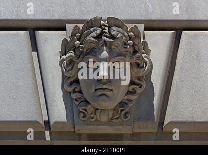 Faccia femminile in pietra su un edificio a Washington, DC. Foto Stock