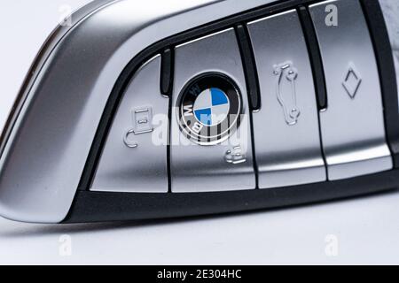 Chiave auto BMW per avviamento senza chiave su sfondo bianco Foto Stock