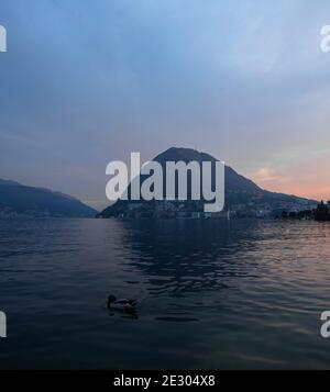 Vista panoramica sulla collina di Monte San Salvatore dal Monte BRE al Lago di Lugano in Ticino Svizzera Italia Europa Foto Stock