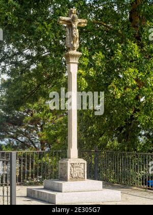 Stone cross (cruceiro) above the city - Sarria, Galicia, Spain Foto Stock