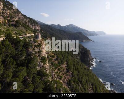 Vista panoramica della costa mediterranea del mare, terra verde paesaggio naturale Torre del Verger Banyalbufar Mallorca Maiorca Isole Baleari Spagna Europa Foto Stock