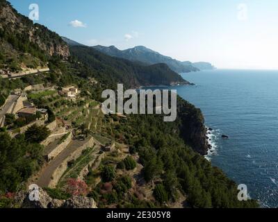 Vista panoramica della costa mediterranea del mare, terra verde paesaggio naturale Torre del Verger Banyalbufar Mallorca Maiorca Isole Baleari Spagna Europa Foto Stock