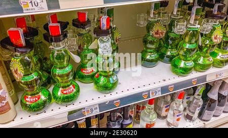 Liquore Green Hierbas Morey Dulces nel supermercato di Maiorca in Spagna. Foto Stock