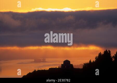 Vista della gola della casa all'alba, Womens Forum state Park, Crown Point state Scenic Corridor, Columbia River Gorge National Scenic Area, Oregon Foto Stock