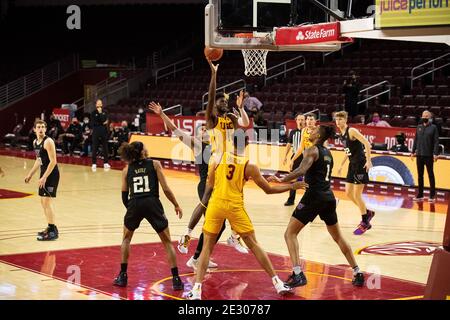 Il sud California Trojans avanti Chevez Goodwin (1) spara la palla Durante una partita di pallacanestro dell'NCAA College contro i Washington Husky Giovedì Foto Stock