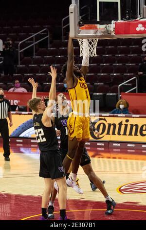 Il sud California Trojans avanti Chevez Goodwin (1) dunks la palla Durante una partita di pallacanestro dell'NCAA College contro i Washington Husky Giovedì Foto Stock