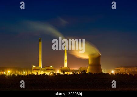 Vista della centrale a carbone di Callide con pile di fumo di notte, Biloela, Queensland, QLD, Australia Foto Stock